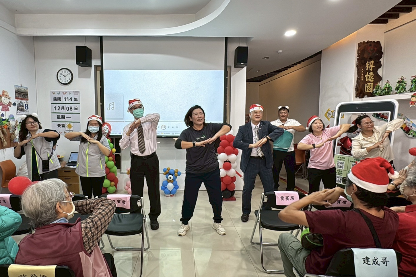長官上台帶動唱與兩園長輩同樂。(彰基提供)
