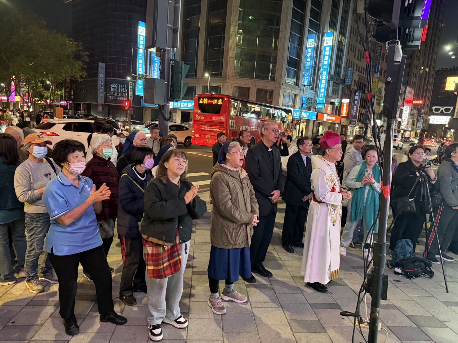 與會信徒敬拜禱告讚美。(圖/新竹基督教聯合關懷協會提供)