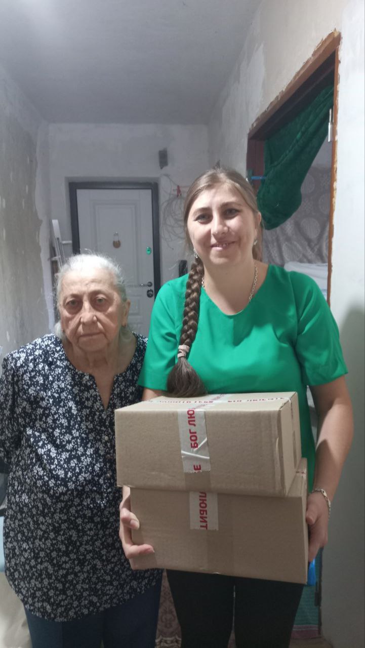 發放食物箱給長者