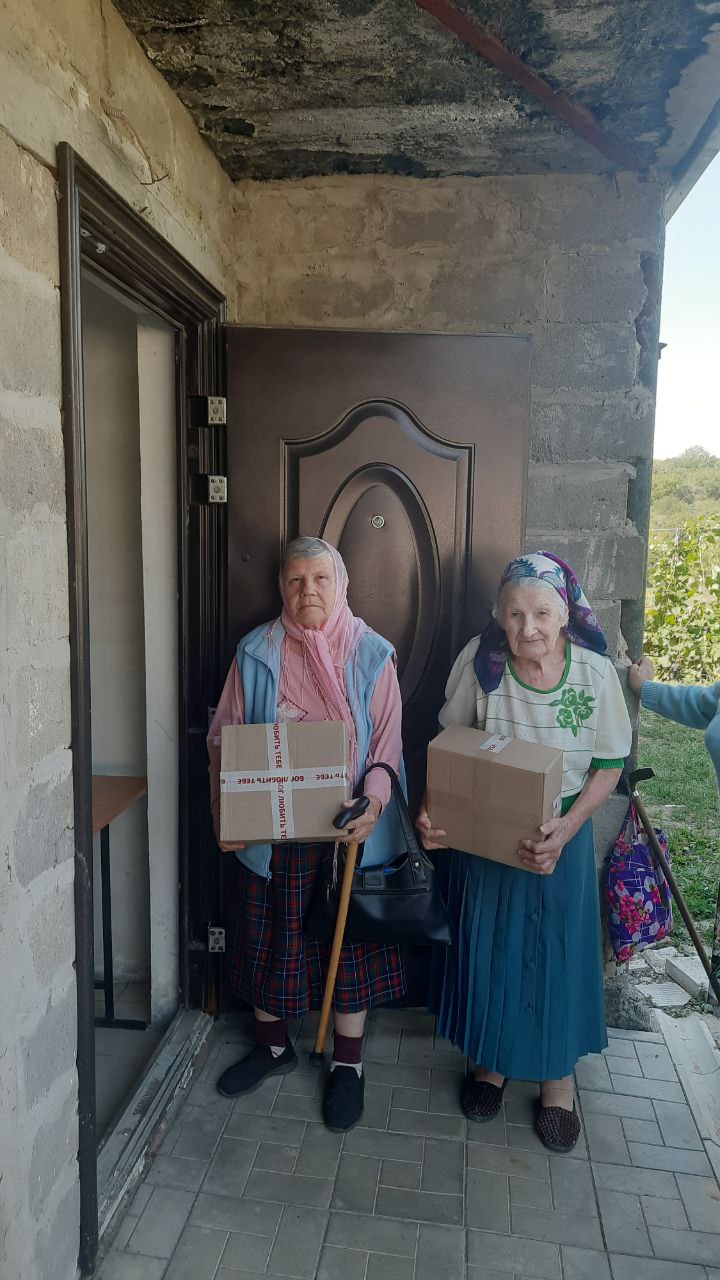 發放食物箱給長者