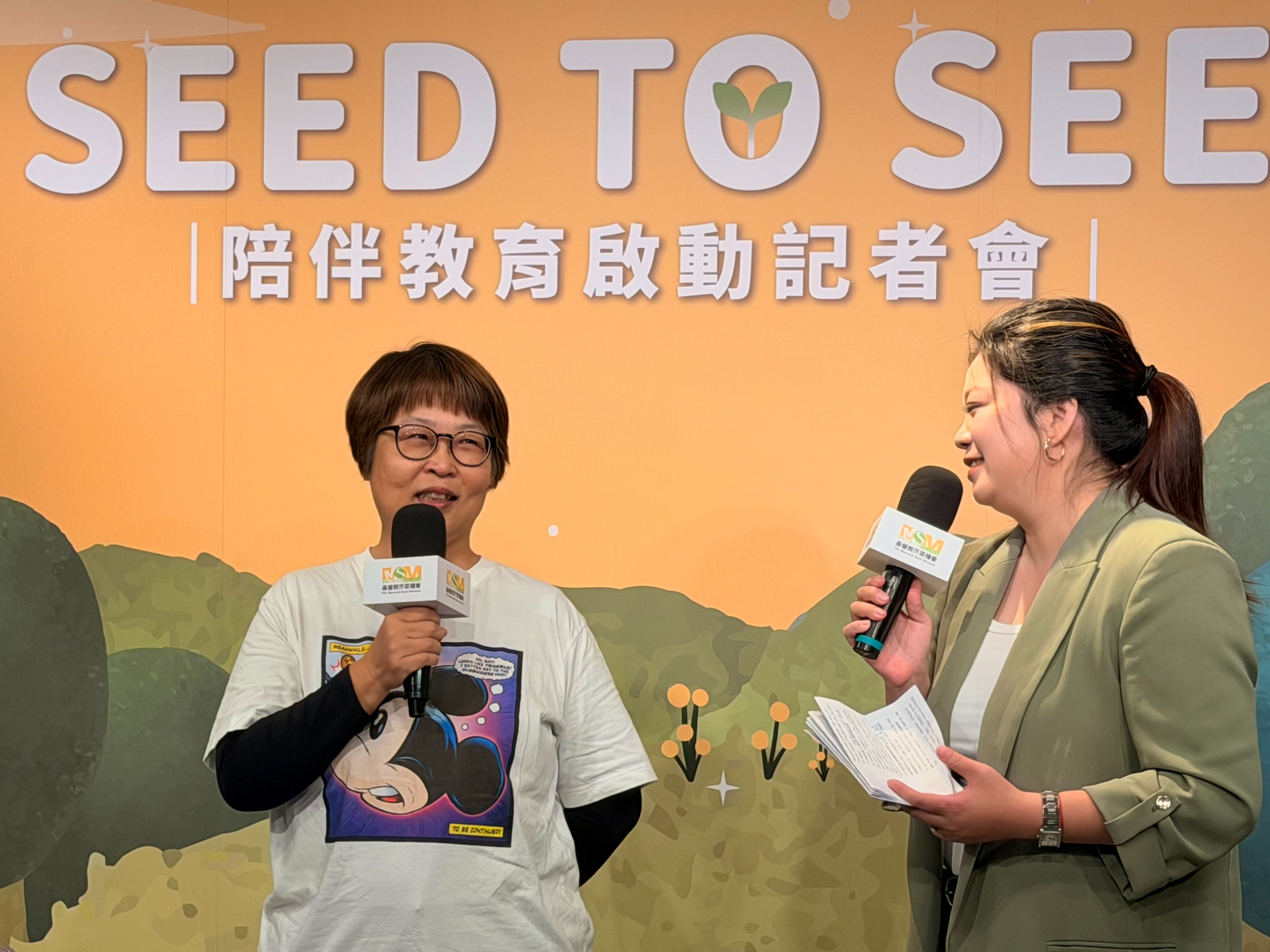 「布丁老師」丁若霓（左）分享自身故事，從長照工作者到跨領域成為兒少陪伴老師。(芥菜種會提供)