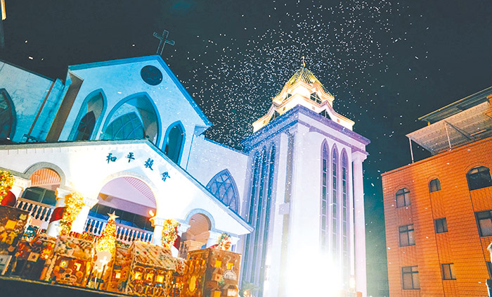 屏東和平長老教會的聖誕燈飾。(翻攝自屏東和平教會臉書)