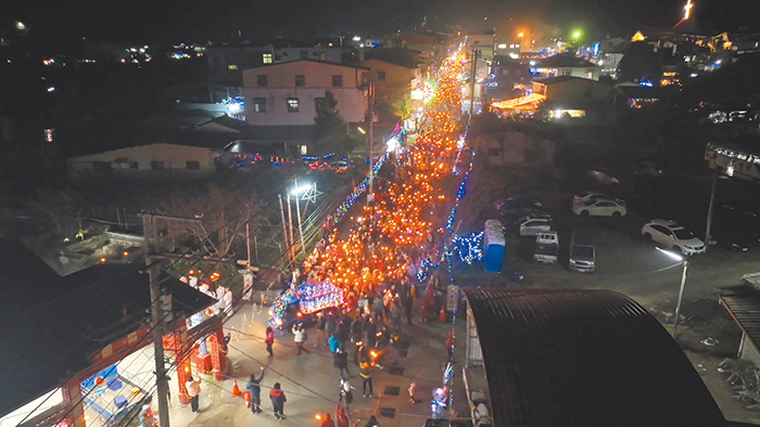 人人興奮的手持火把。(翻攝樂遊信義鄉臉書)