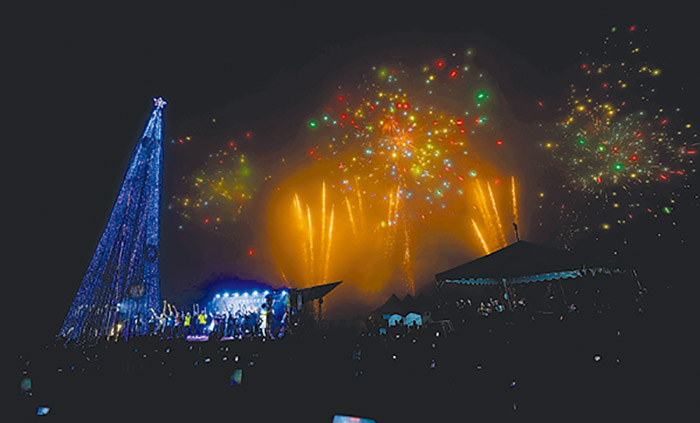 羅娜平安夜主場的聖誕樹點燈,會施放煙火。(翻攝樂遊信義鄉臉書)