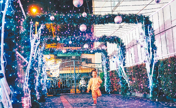 屏東和平教會佈滿聖誕燈飾。(翻攝自屏東和平教會臉書)