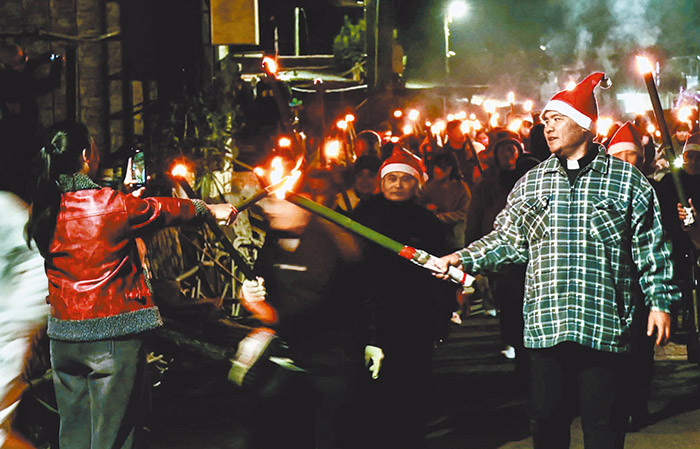 武界長老教會帶領會眾報佳音。(翻攝自武界教會臉書)