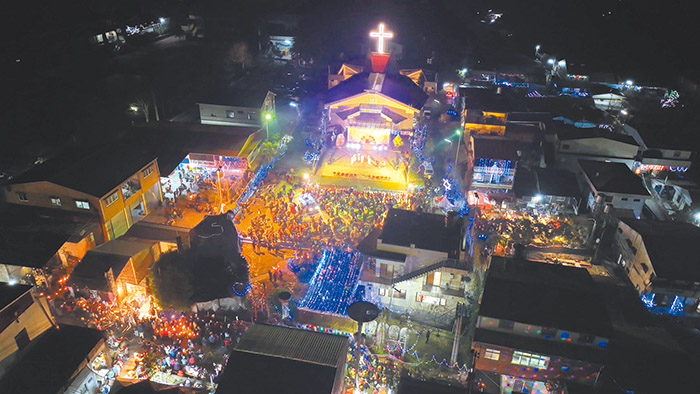 信義鄉羅娜部落平安夜,家家戶戶燈火通明。(翻攝巨人設計公司臉書)