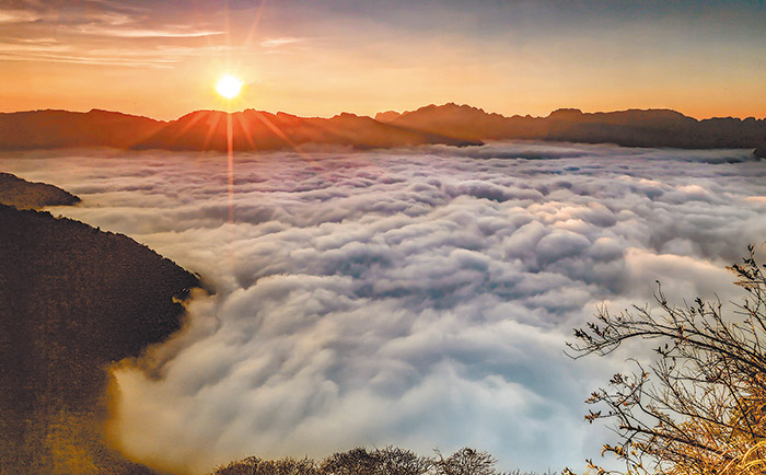 「雲海故鄉」之稱的武界部落,觀看富有層次的雲海非常壯觀。(圖/趙令級牧師提供)