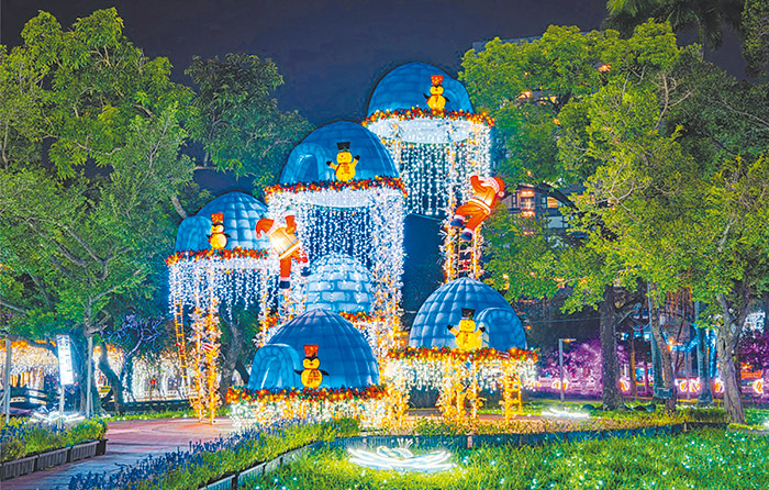 屏東公園內的「北國雪屋」聖誕節燈飾,打造出宛如童話般的極地場景。(截取自屏東聖誕節網站)