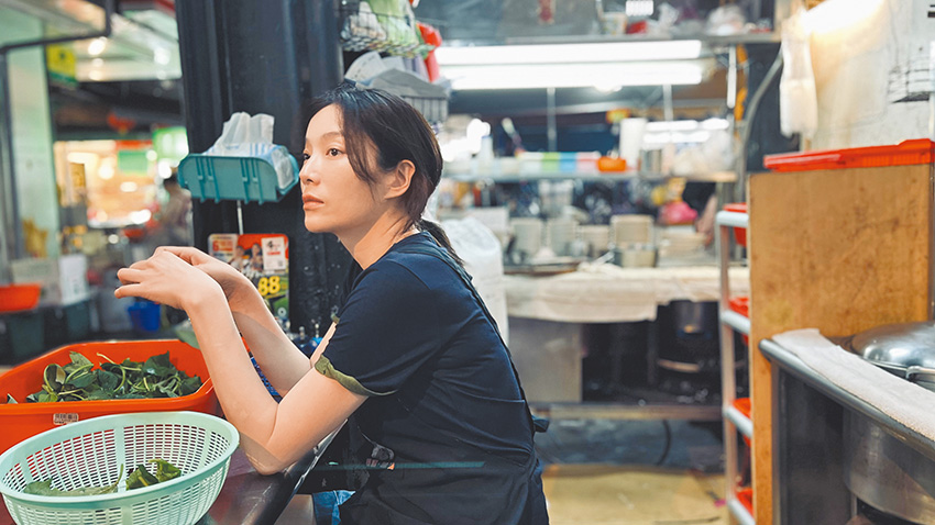 單親媽媽淑芬帶著女兒從台東北上，在夜市擺麵攤謀生。（劇照提供：光年映畫）