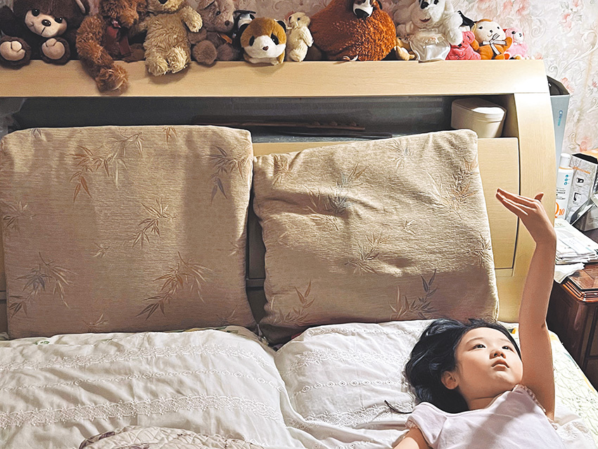 宜靜被告知左手是「魔鬼的手」，扭曲了她童稚的心。（劇照提供：光年映畫）