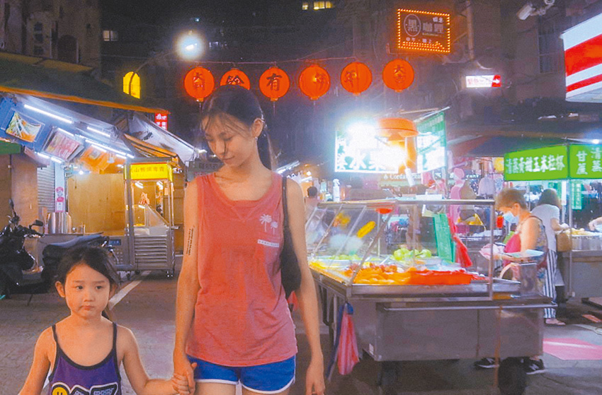 宜安糾正了長輩灌輸給宜靜對左撇子的錯誤思維。（劇照提供：光年映畫）