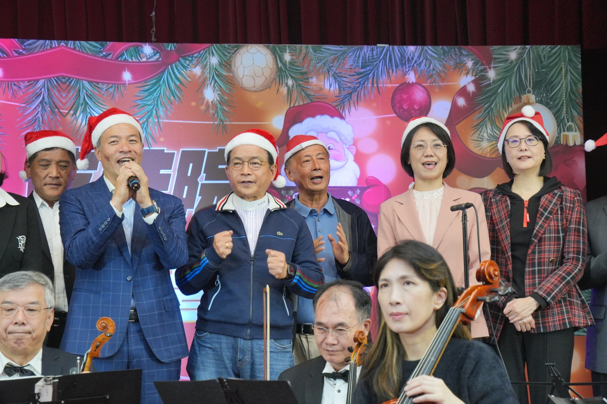 周巽正牧師（左）與賴世葆（左二）等立委共同祝福禱告。（陳秀雯攝影）