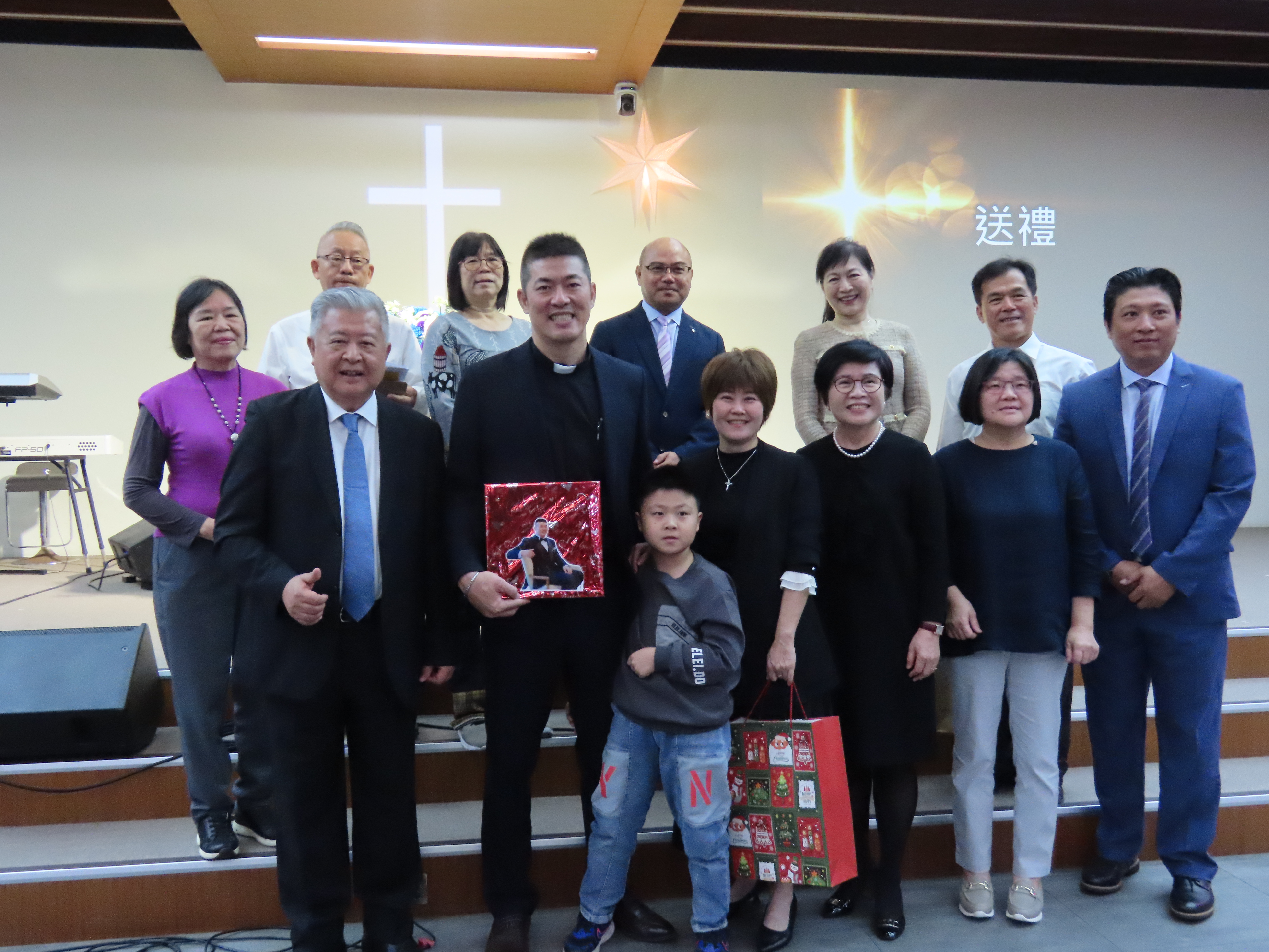 長執同工們送禮合影。(圖/李容珍攝影)