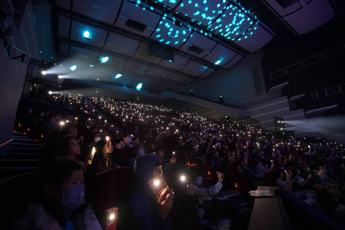 全場打亮燈光唱〈Jingle Bells〉和〈平安夜〉(圖/空英提供)