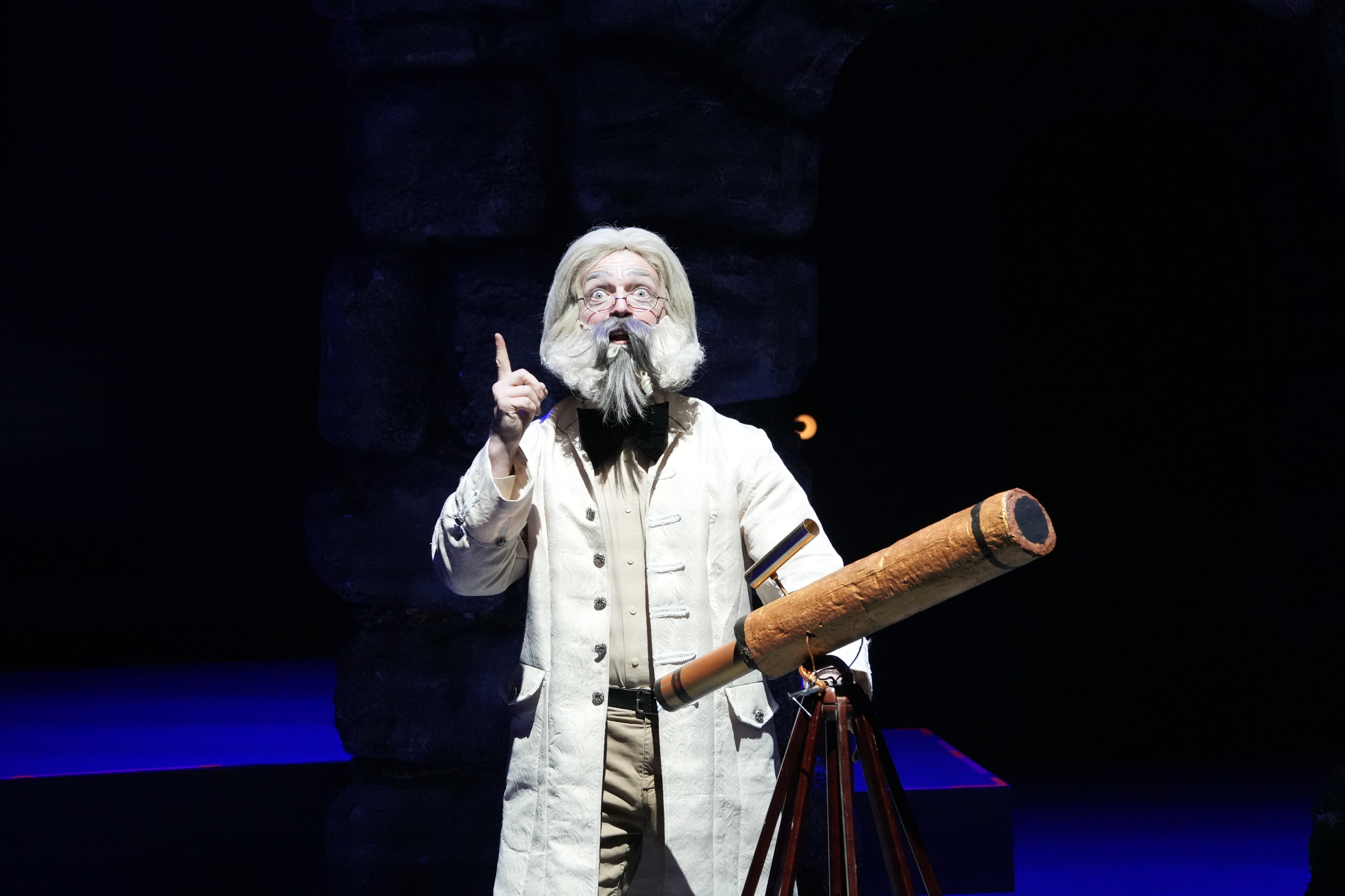 陶約翰演出年長智者。