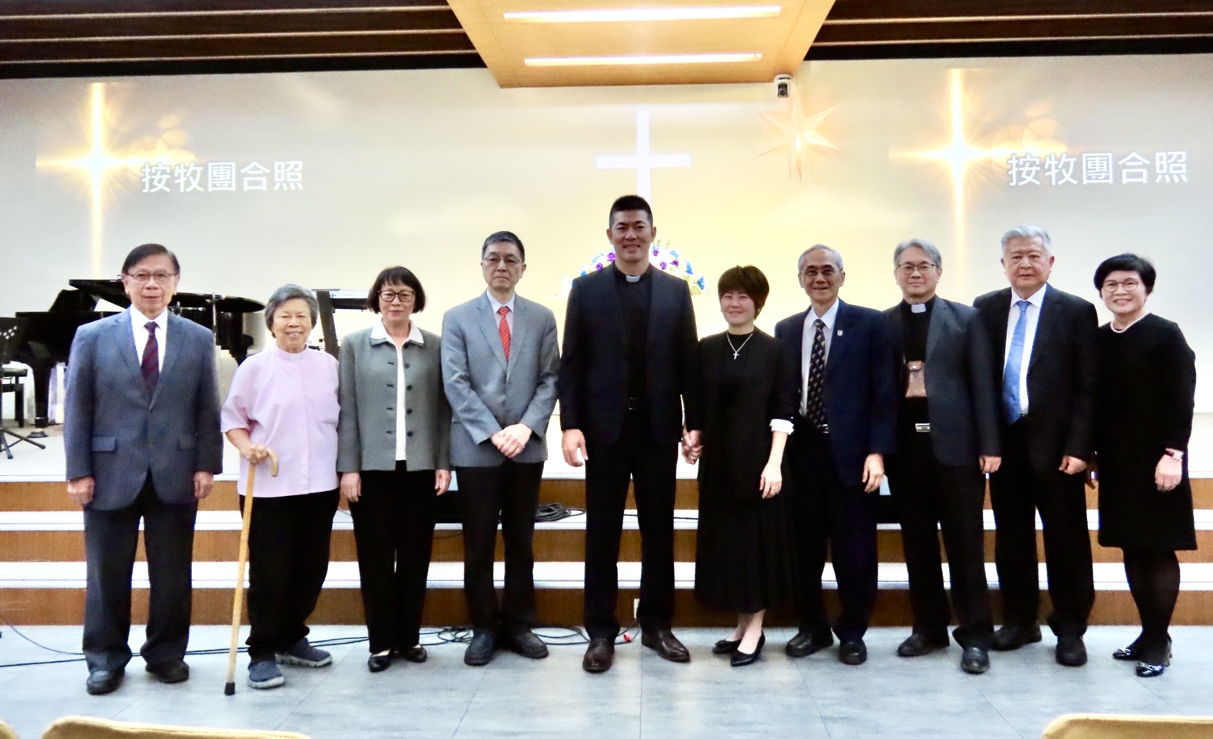 眾牧者按立後,與林文義夫婦合影。(圖/李容珍攝影)