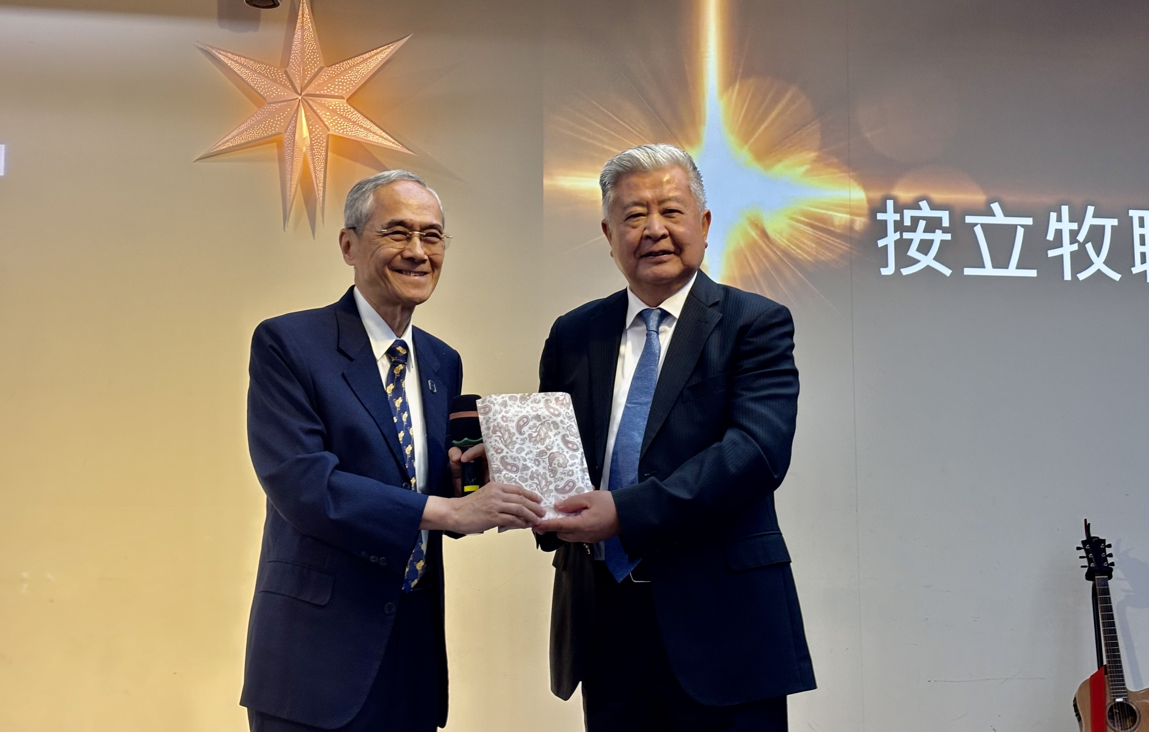 駱世雄牧師贈禮感謝陳貴荔長老。(圖/李容珍攝影)