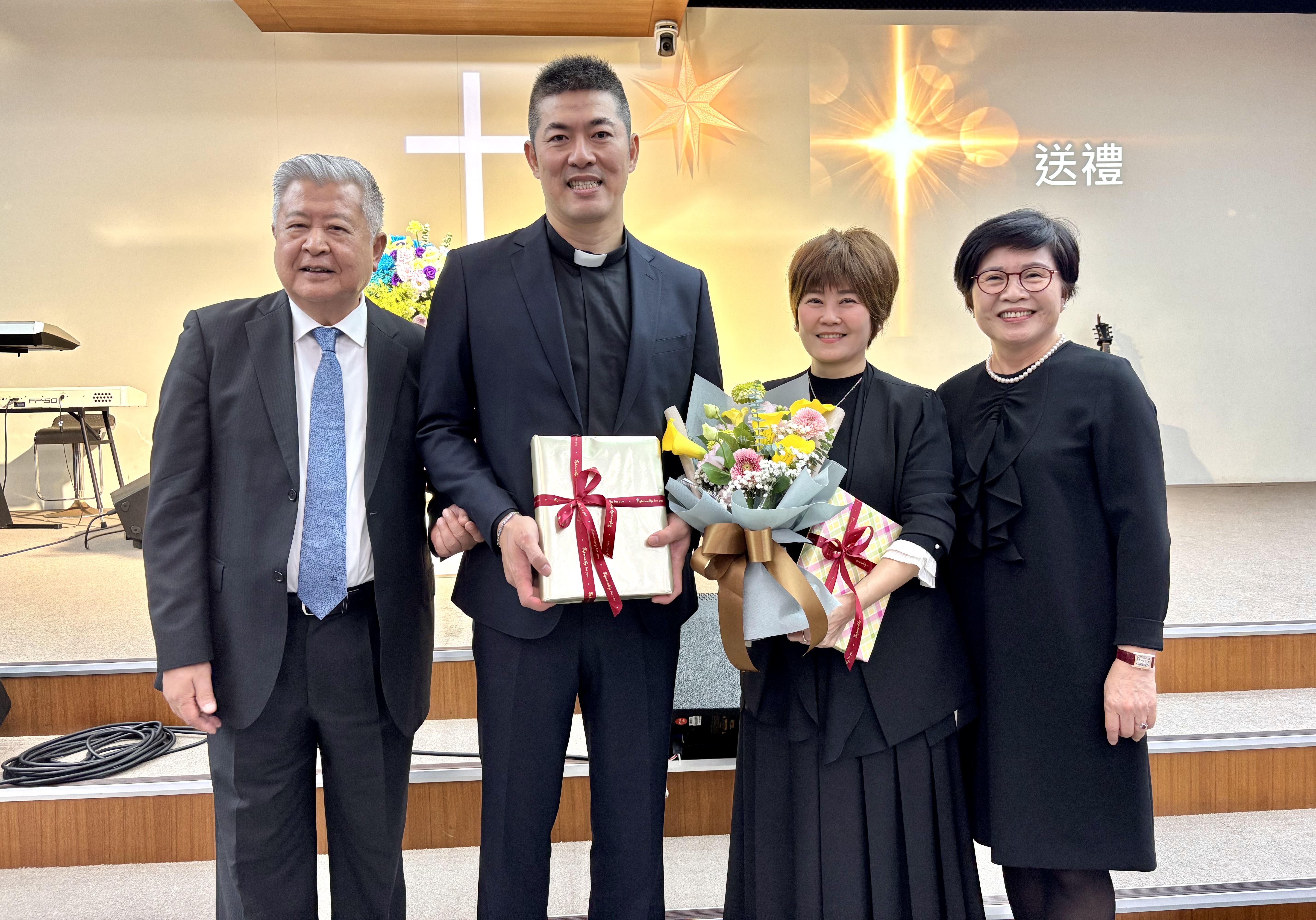 陳貴荔長老夫婦代表教會向林文義夫婦贈禮。(圖/李容珍攝影)