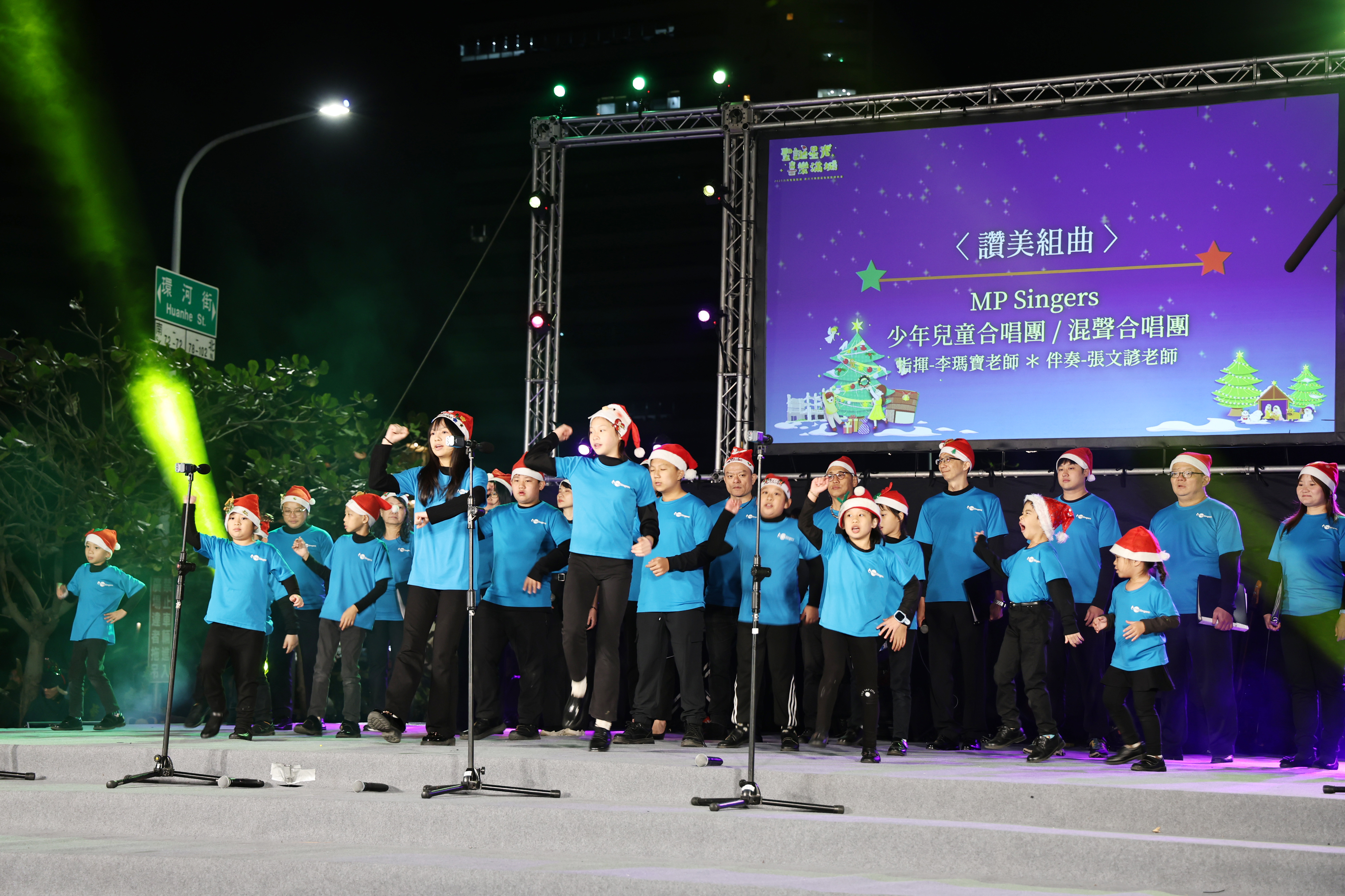 演唱聖誕組曲。(圖/李容珍攝影)