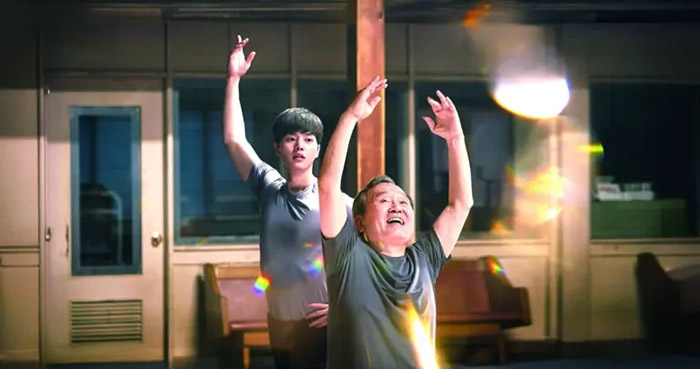 年長與年少者相互了解，彼此尊重，一起打造「共老」社會。圖為韓劇《如蝶翩翩》劇照。 圖片來源：Netflix官方網站 https://www.netflix.com/title/81403966