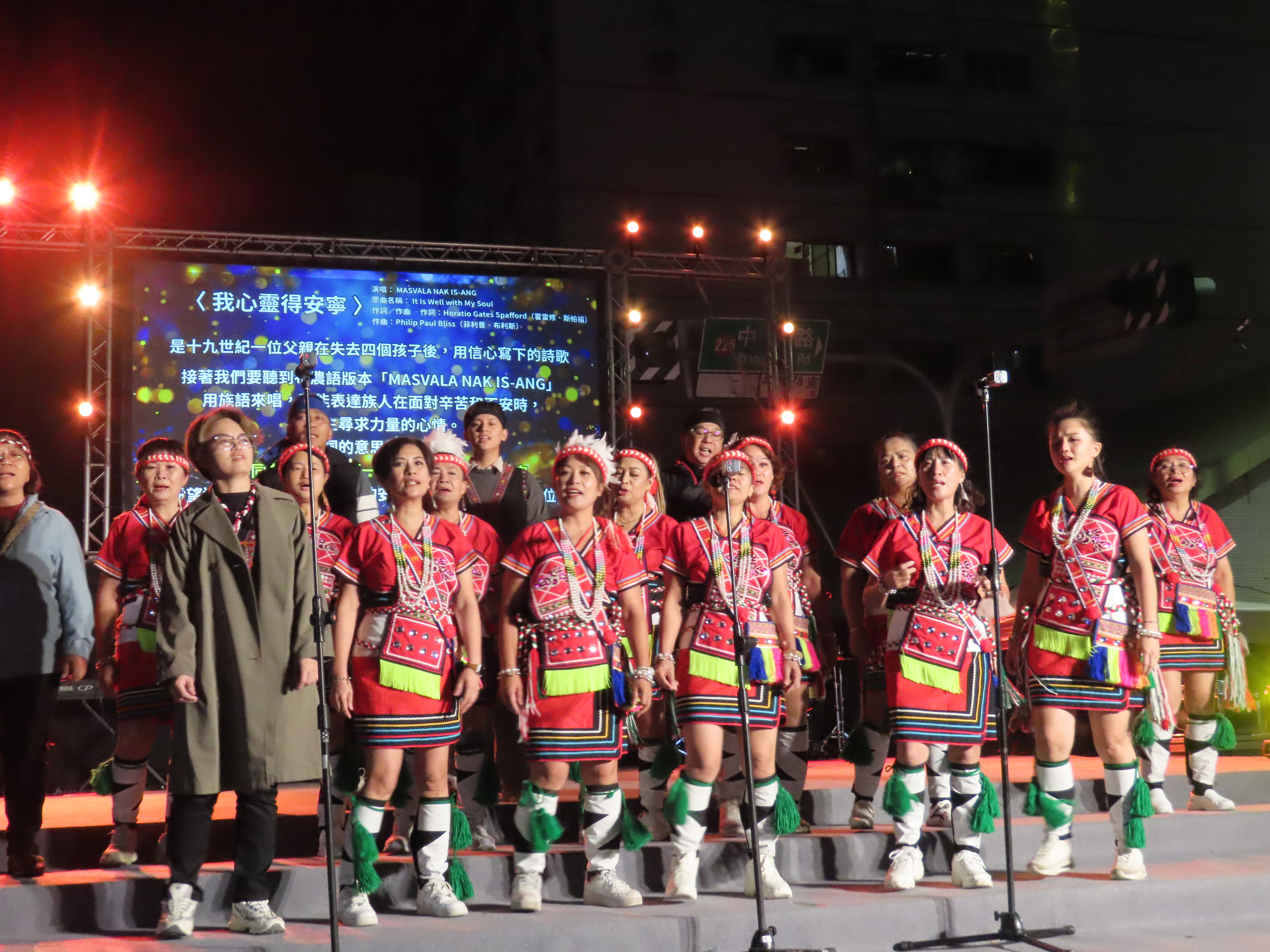 玉井教會原民小組獻唱。(圖/李容珍攝影)