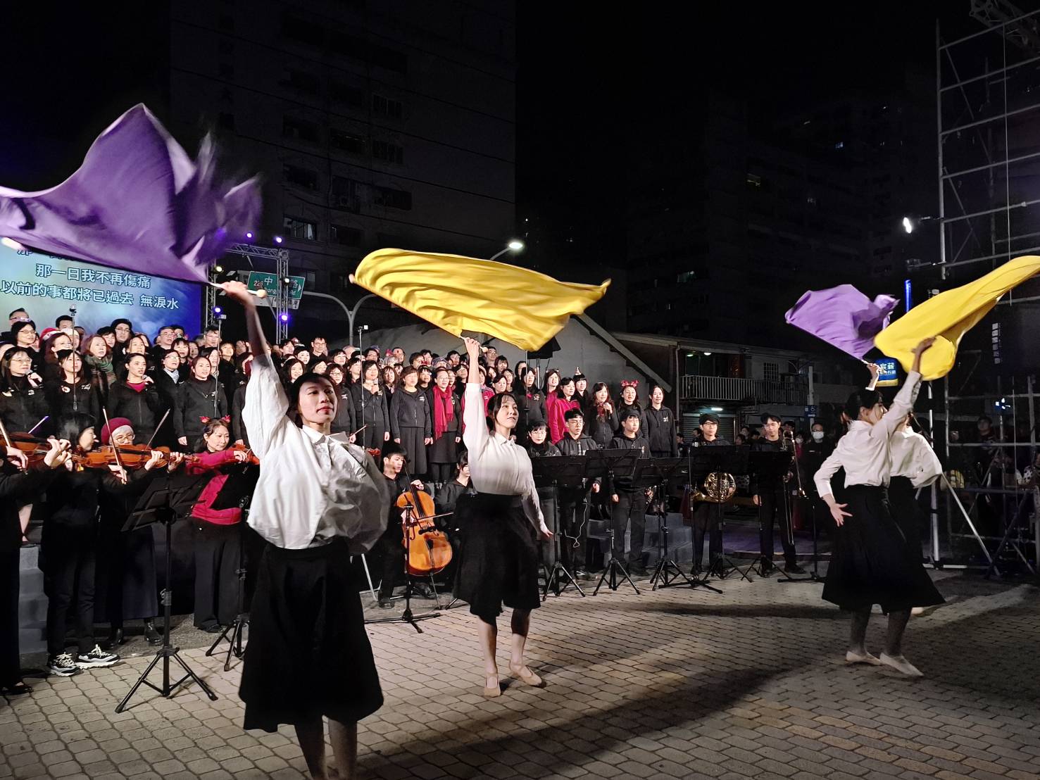 喜樂泉源詩班和錫安樂團演唱。(圖/李容珍攝影)