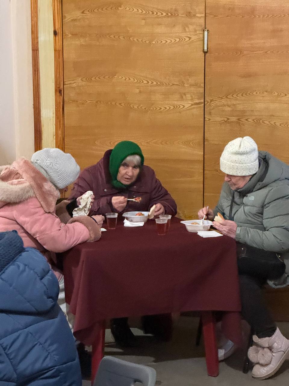 為教會內飢餓的人們供餐