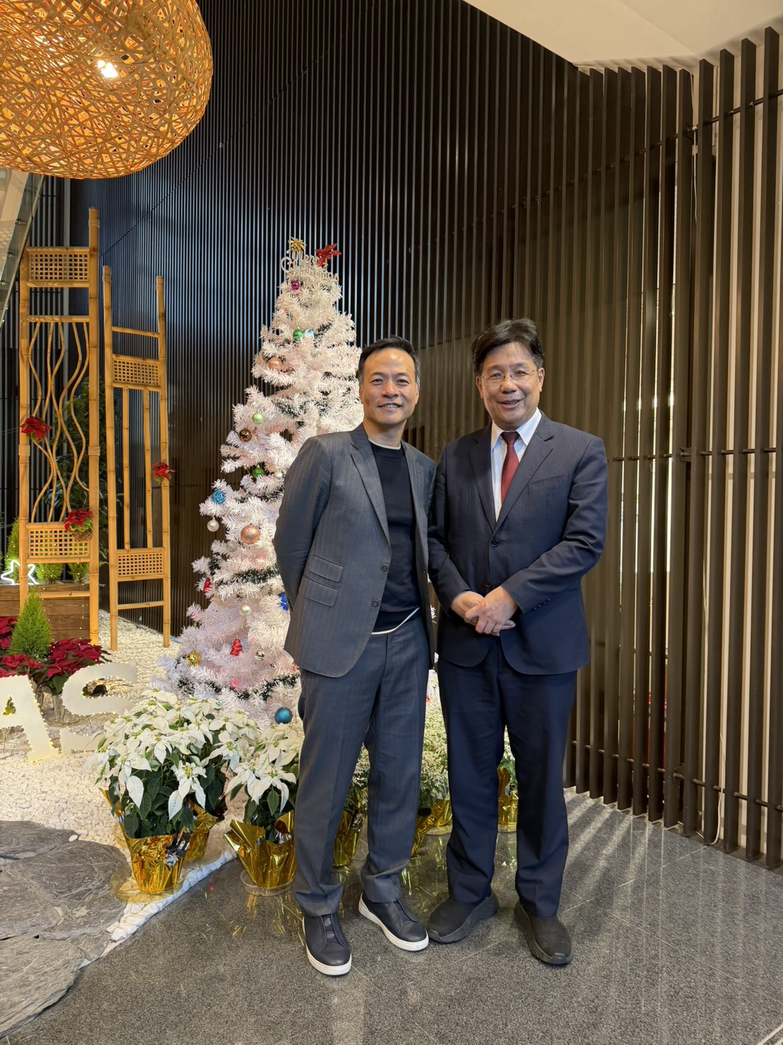 周巽正主任牧師與林慶豐執行長。