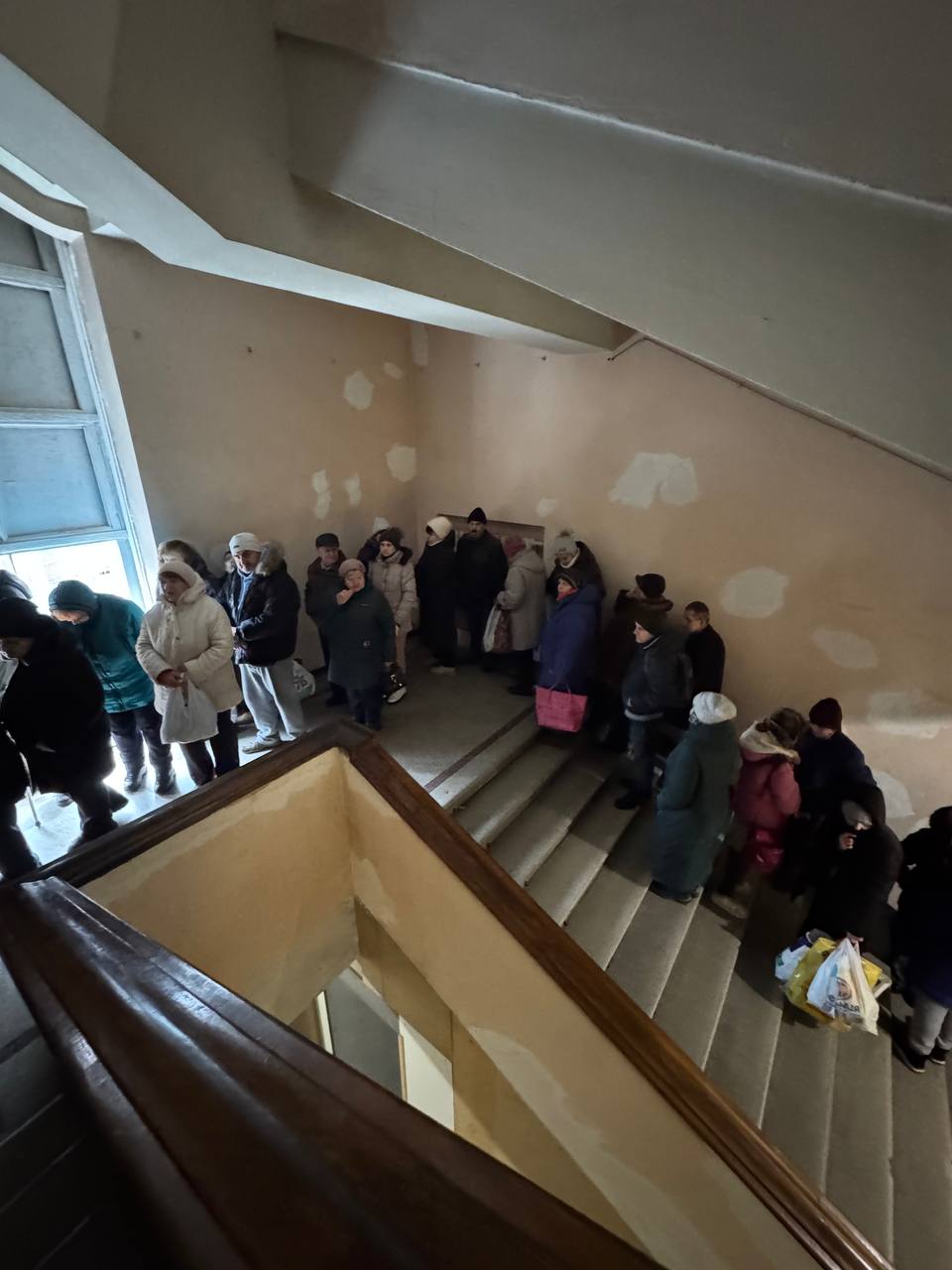 為教會內飢餓的人們供餐