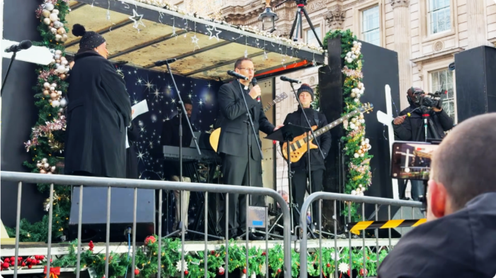 牧師上台勉勵與會者。(YouTube@UKSploosh截圖)