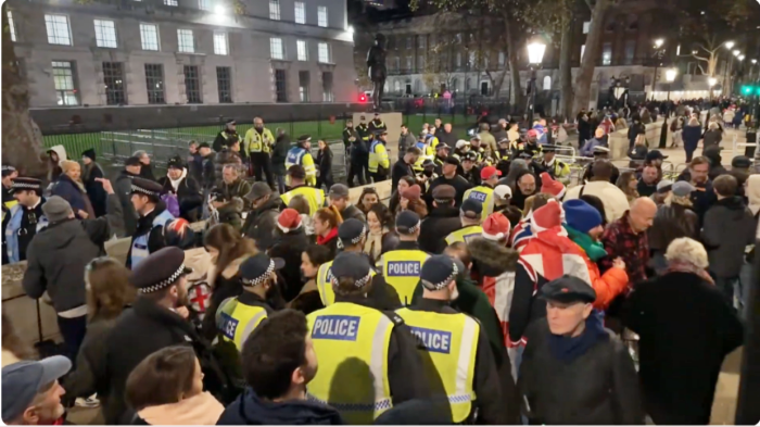 警方出動大批警力維安。(YouTube@UKSploosh截圖)