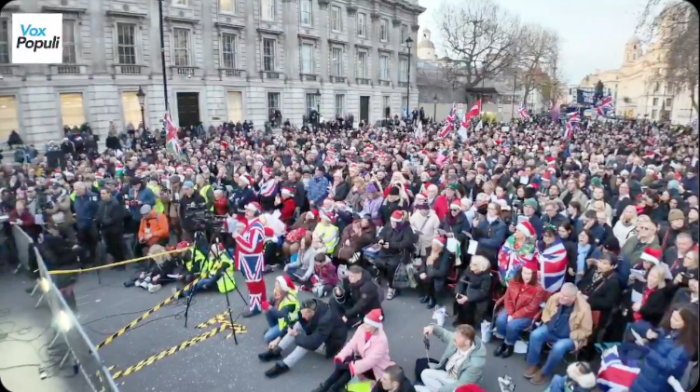 聚會隔著警方封鎖線進行。(X@vpopulimedia—