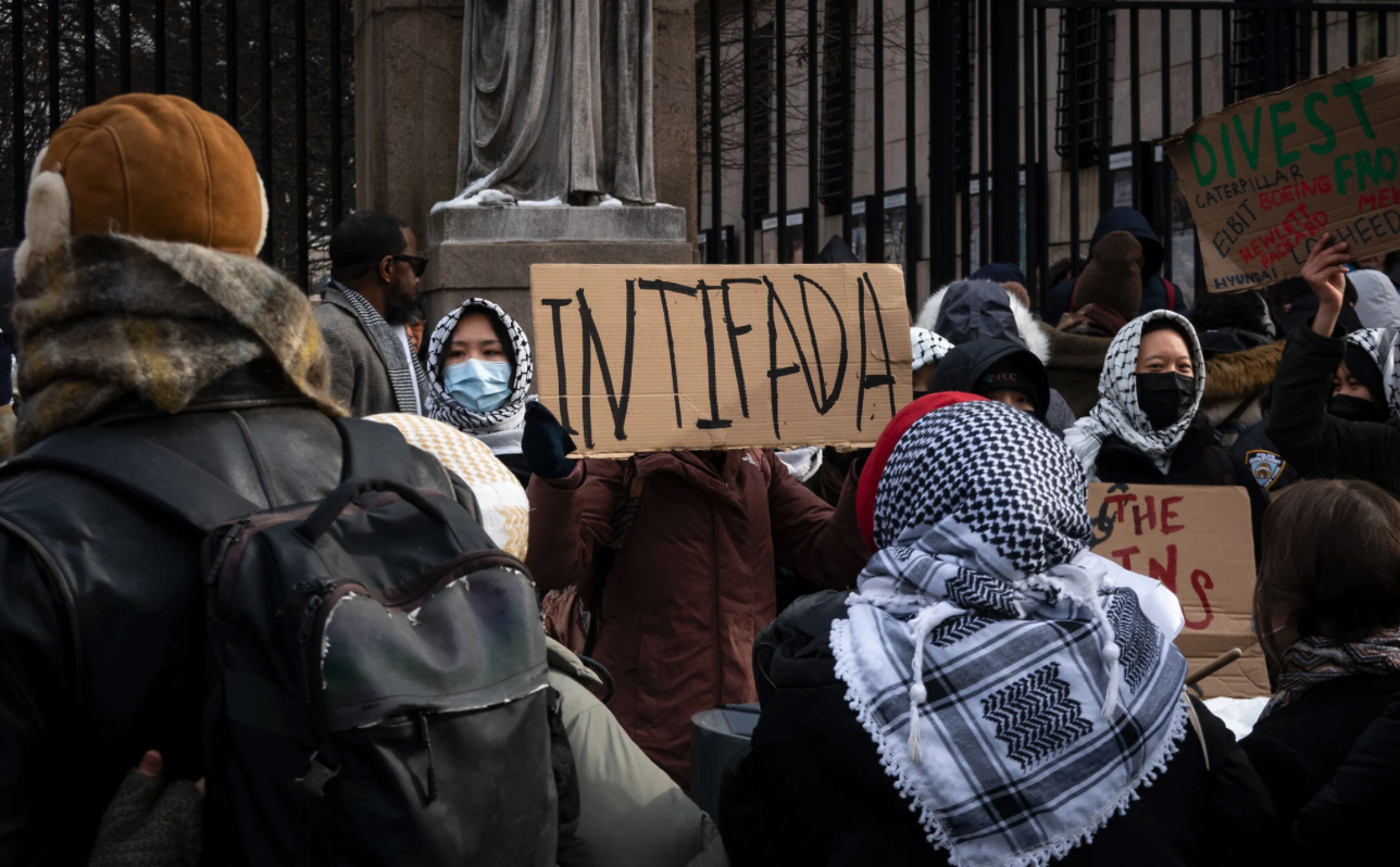  2025年1月21日，反以色列的示威人士在哥倫比亞大學外抗議。（照片來源：Luke Tress/Times of Israel）