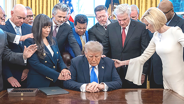 川普成立「白宮信仰辦公室」後，接受宗教領袖的禱告祝福。 (翻攝自FB@The White House)