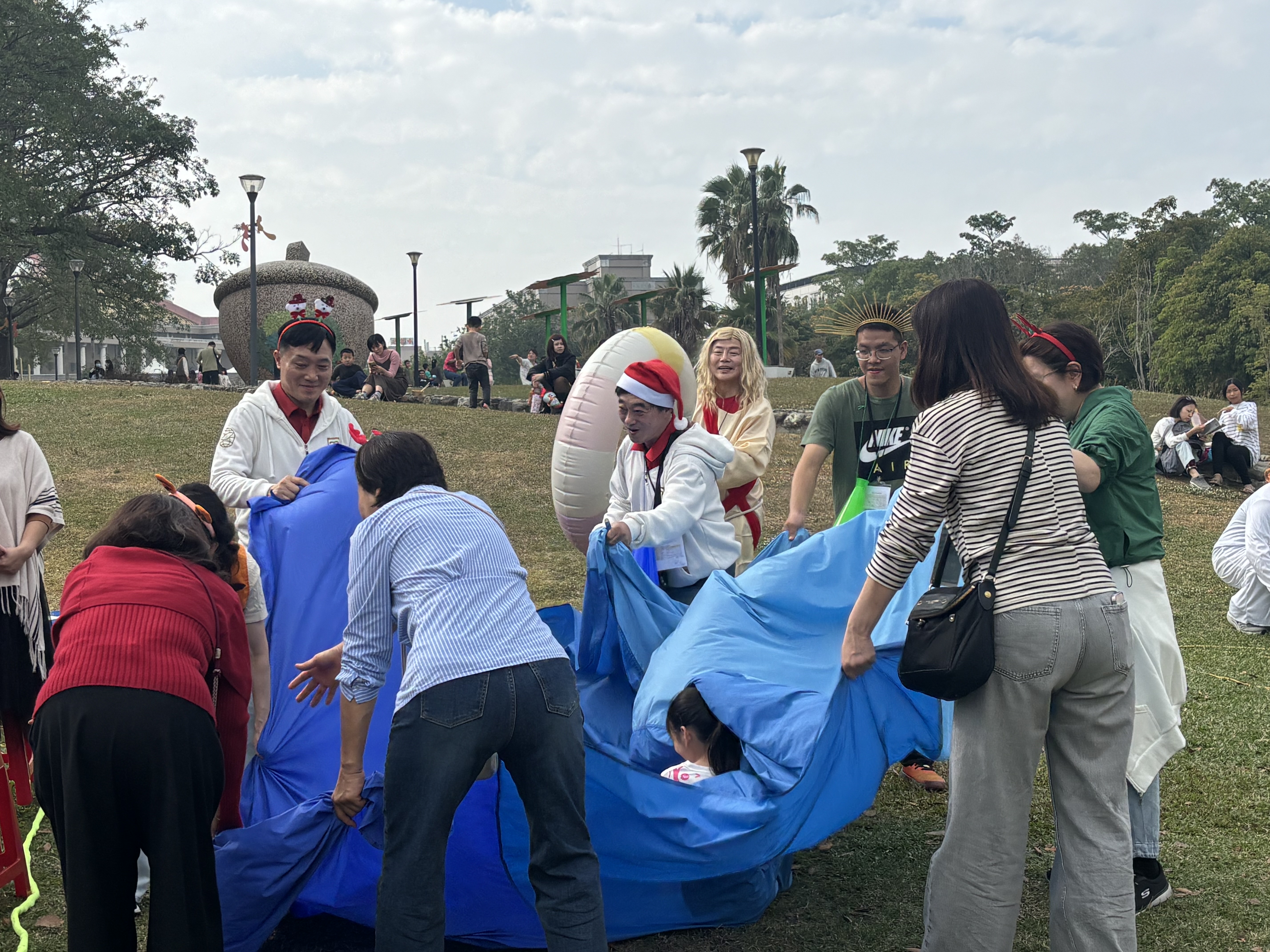 市集中的體驗遊戲。(圖/李容珍攝影)