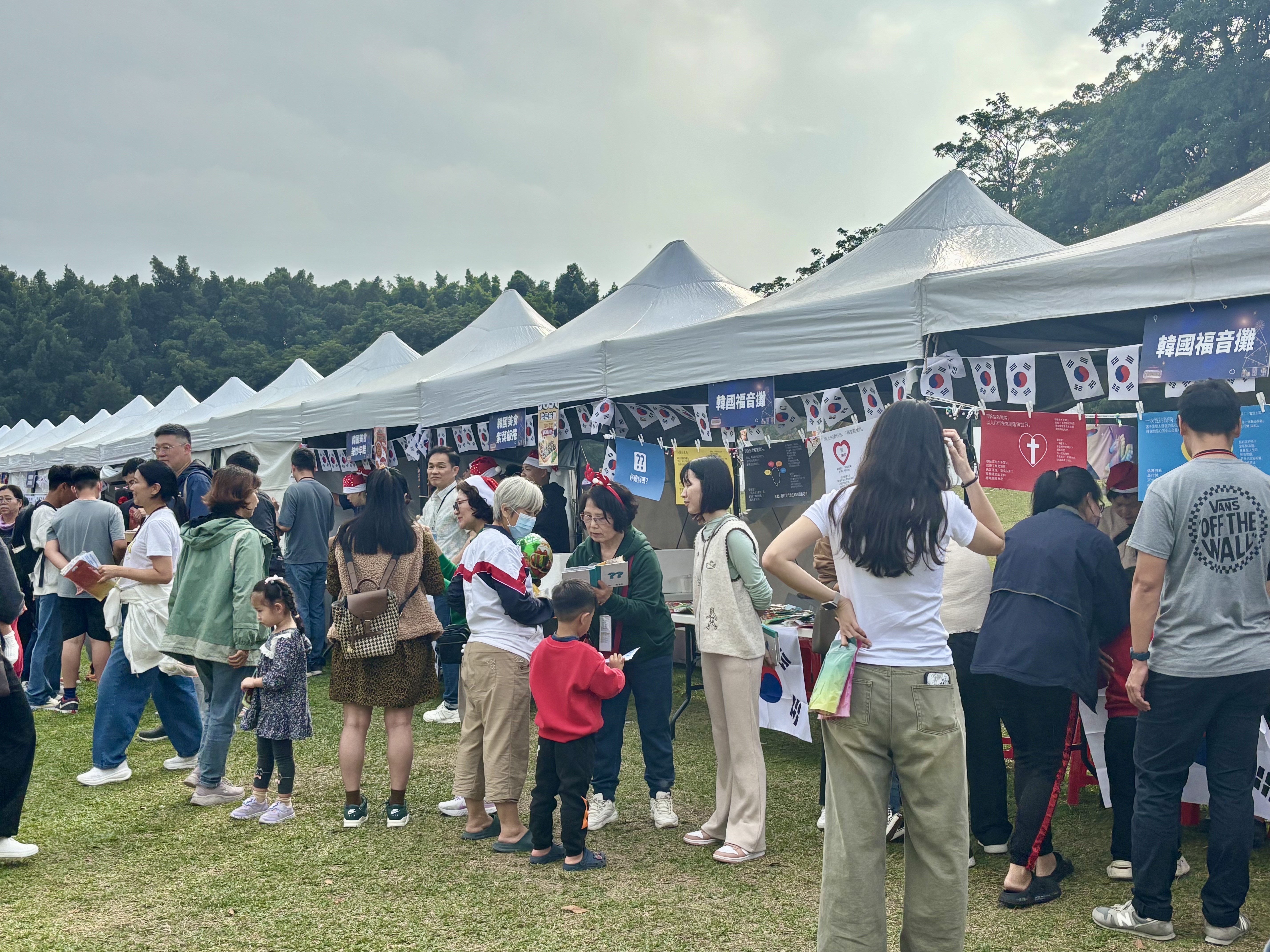市集湧進人潮。(圖/李容珍攝影)