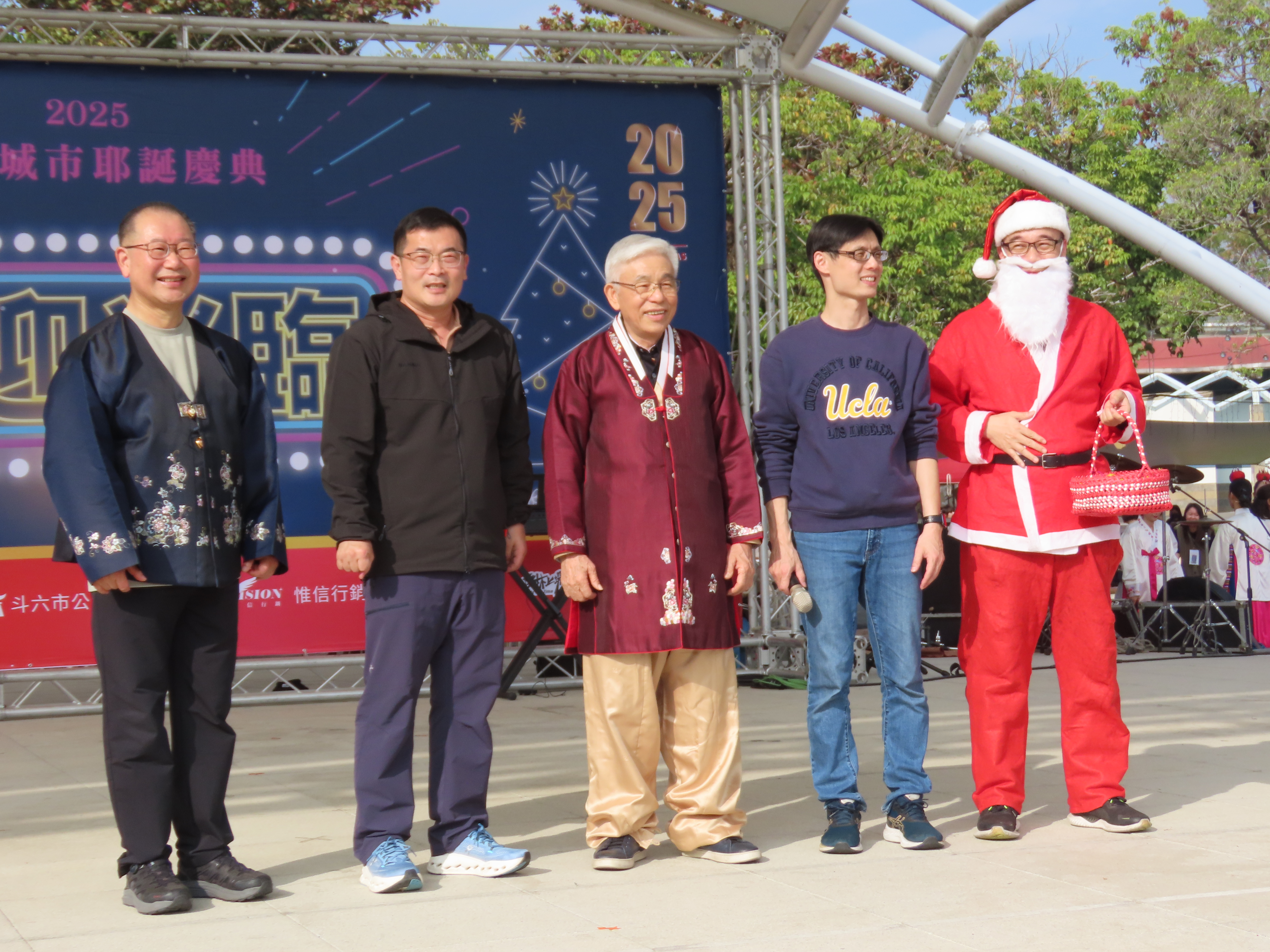 (左起)鄭雄圭宣教士、斗六市長林聖爵、劉良義牧師、曾星富牧師和發禮物的聖誕老公公。(圖/李容珍攝影)