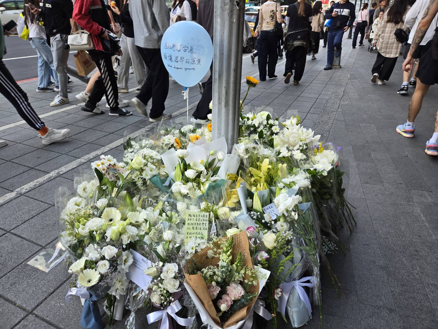 民眾自發性獻花為社會打氣。（圖/梁敬彥攝影）