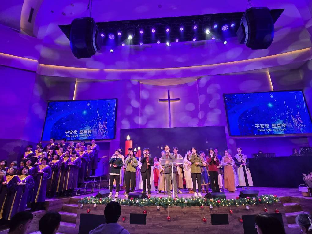 台上領唱〈平安夜〉。（圖/梁敬彥攝影）
