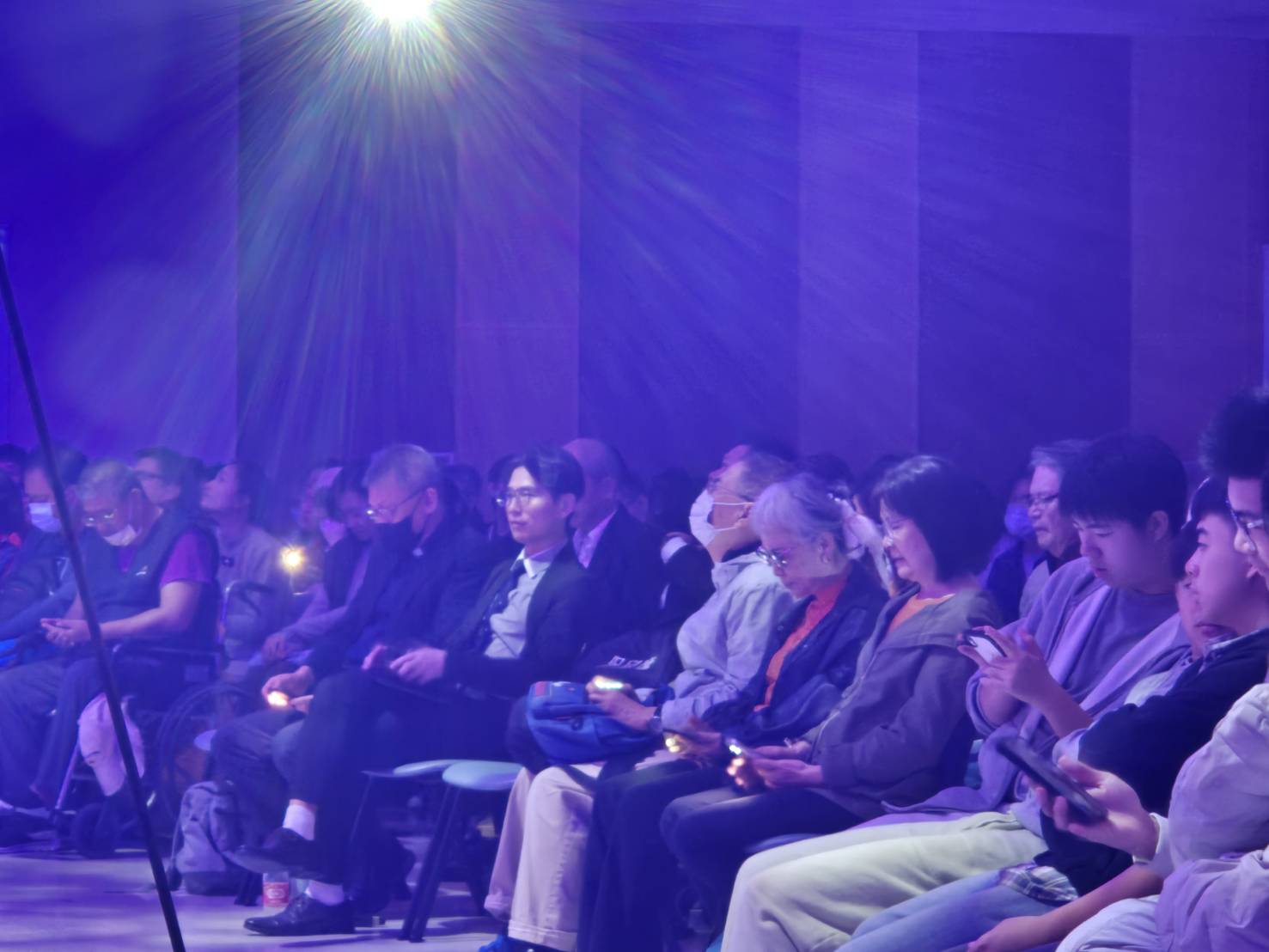 蘇哲明牧師（左一）帶領眾人祈禱。（圖/梁敬彥攝影）