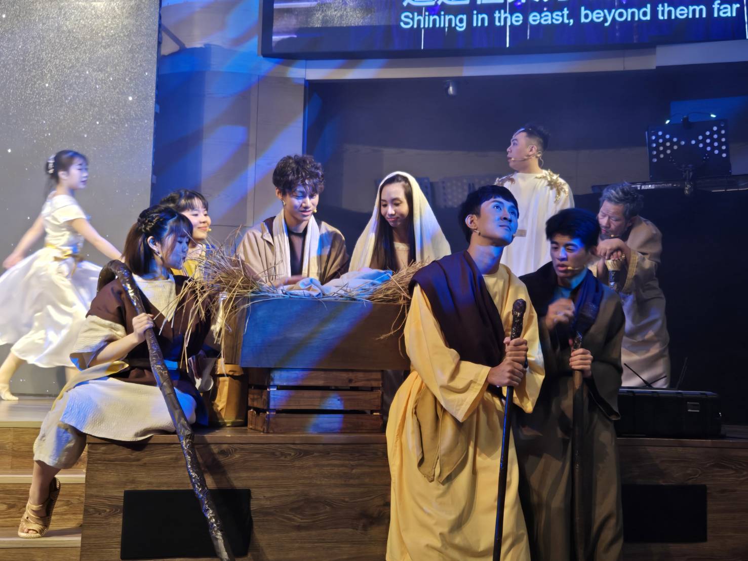 眾人歡迎耶穌降生在伯利恆旅店的馬槽。（圖/梁敬彥攝影）