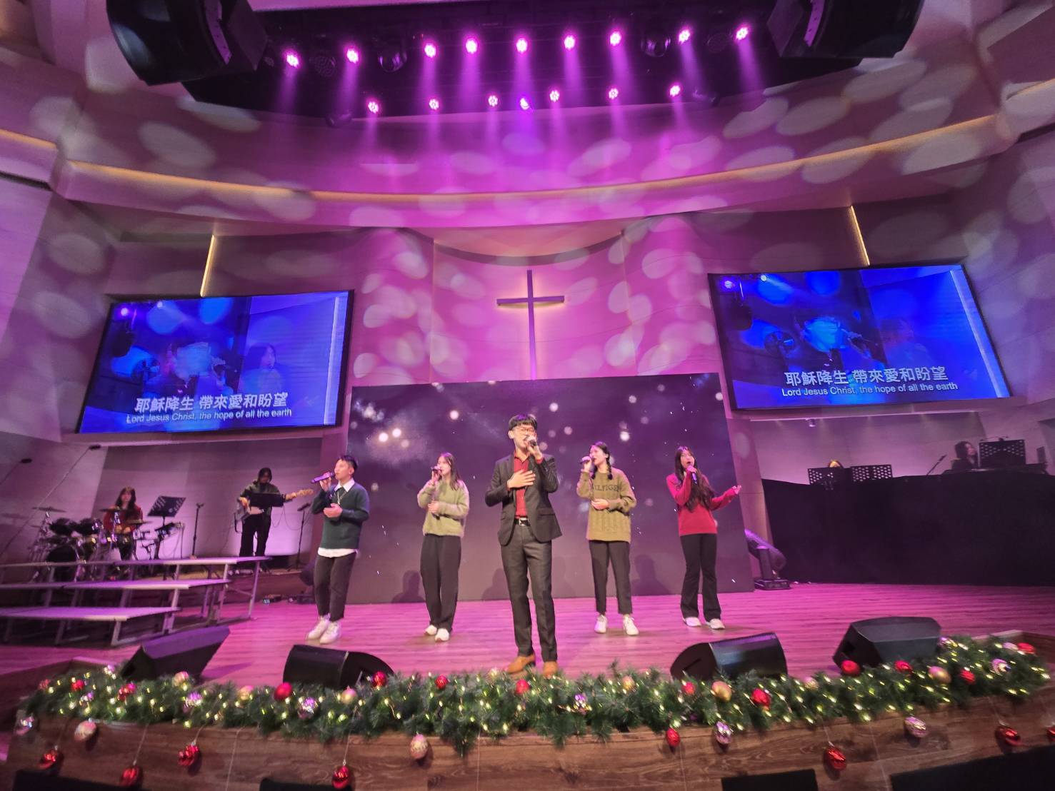 青年敬拜，宣告耶穌降生帶來盼望。（圖/梁敬彥攝影）