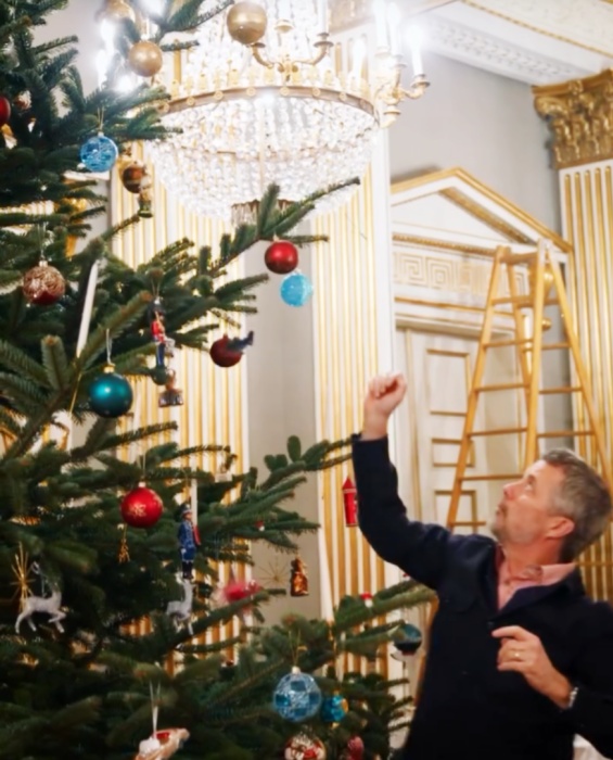 國王弗雷德里克十世布置聖誕樹。（翻攝自IG@detdanskekongehus）