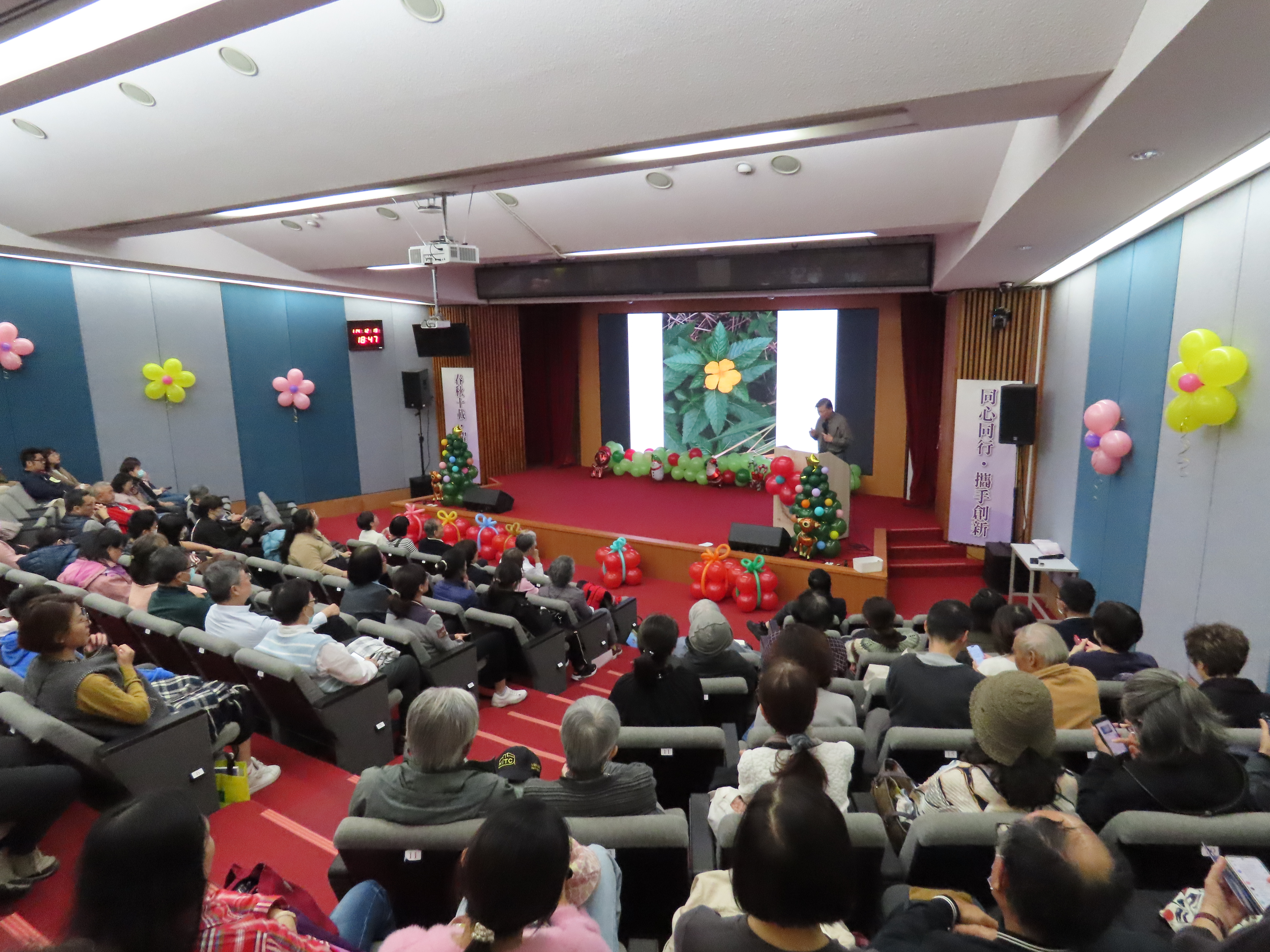 張教授用一張張圖片說明解碼基因奧秘。(圖/李容珍攝影)