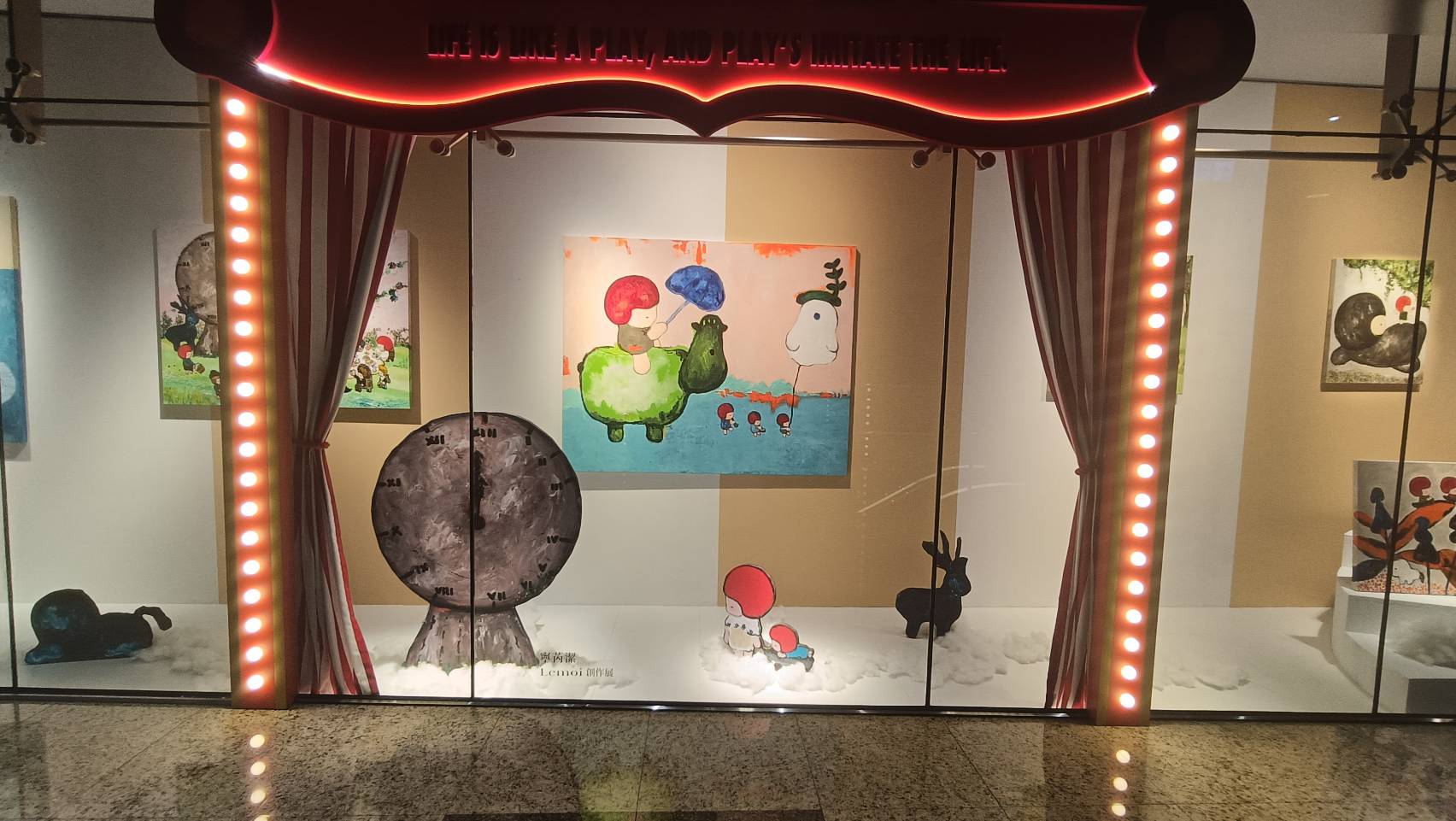 在全豐盛大樓中展覽的紅髮Moi系列藝術覽。(圖/陳秀雯攝影)