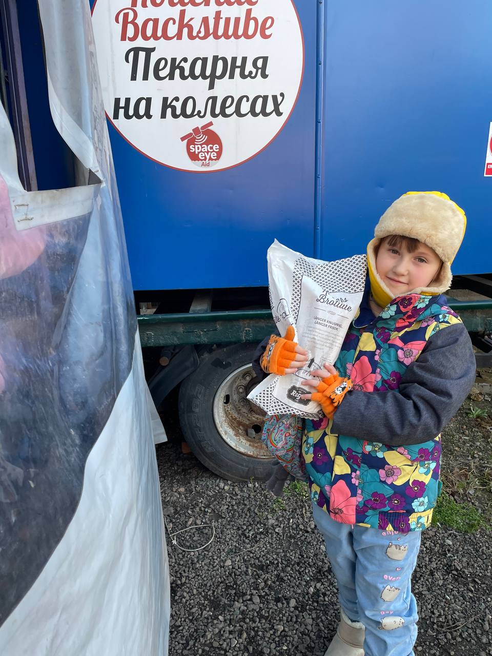 給孩子們帶回家的剛出爐的麵包