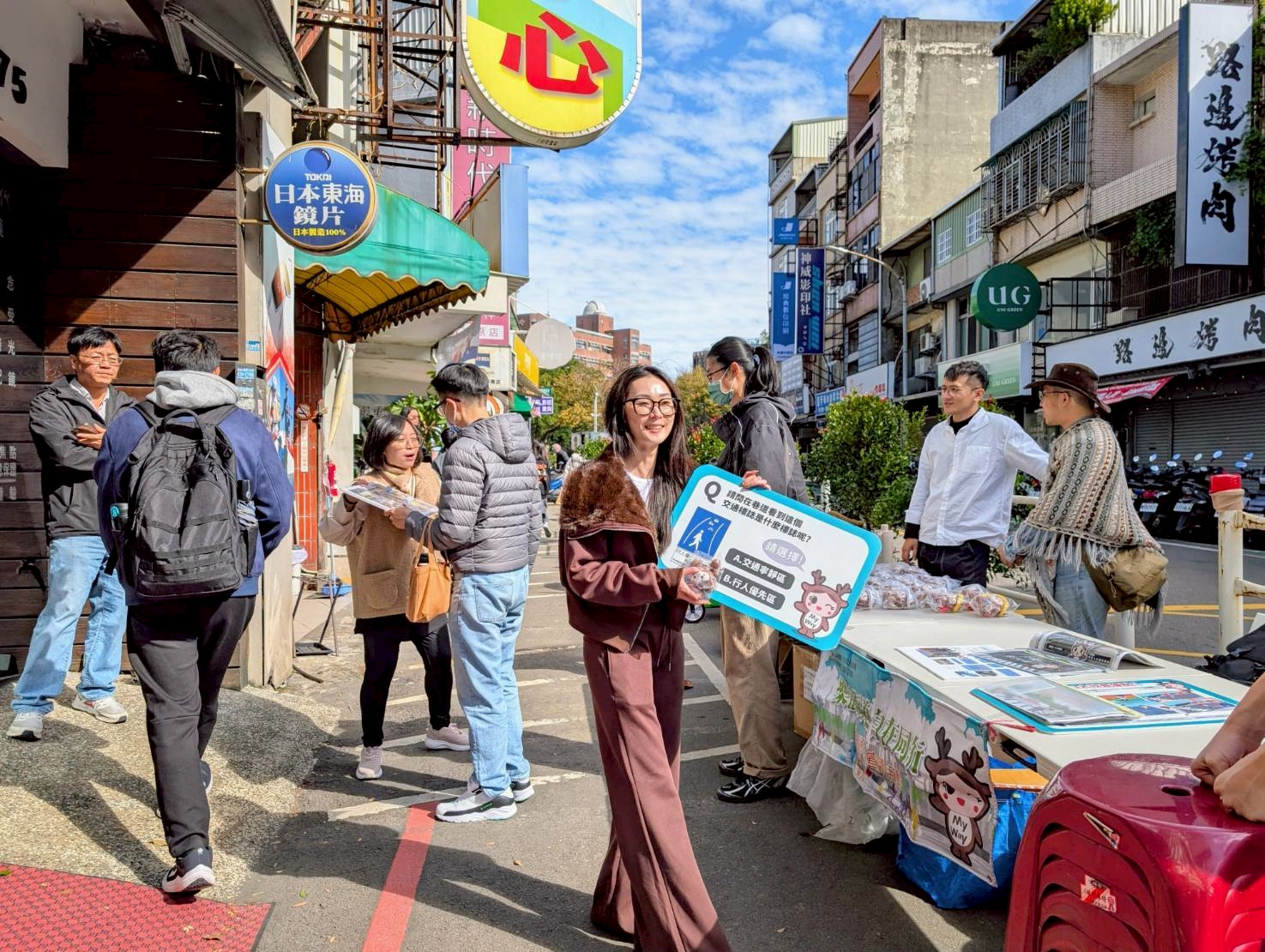 「2025中原耶誕散步節」開幕典禮在中原大學校門前中北路與實踐路口登場，推廣人本交通理念。(中原大學提供)