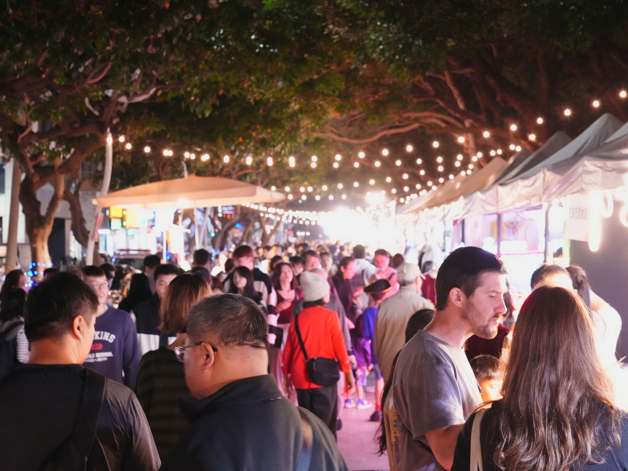 市集人潮滿滿。(翻攝自台中好聖誕臉書)