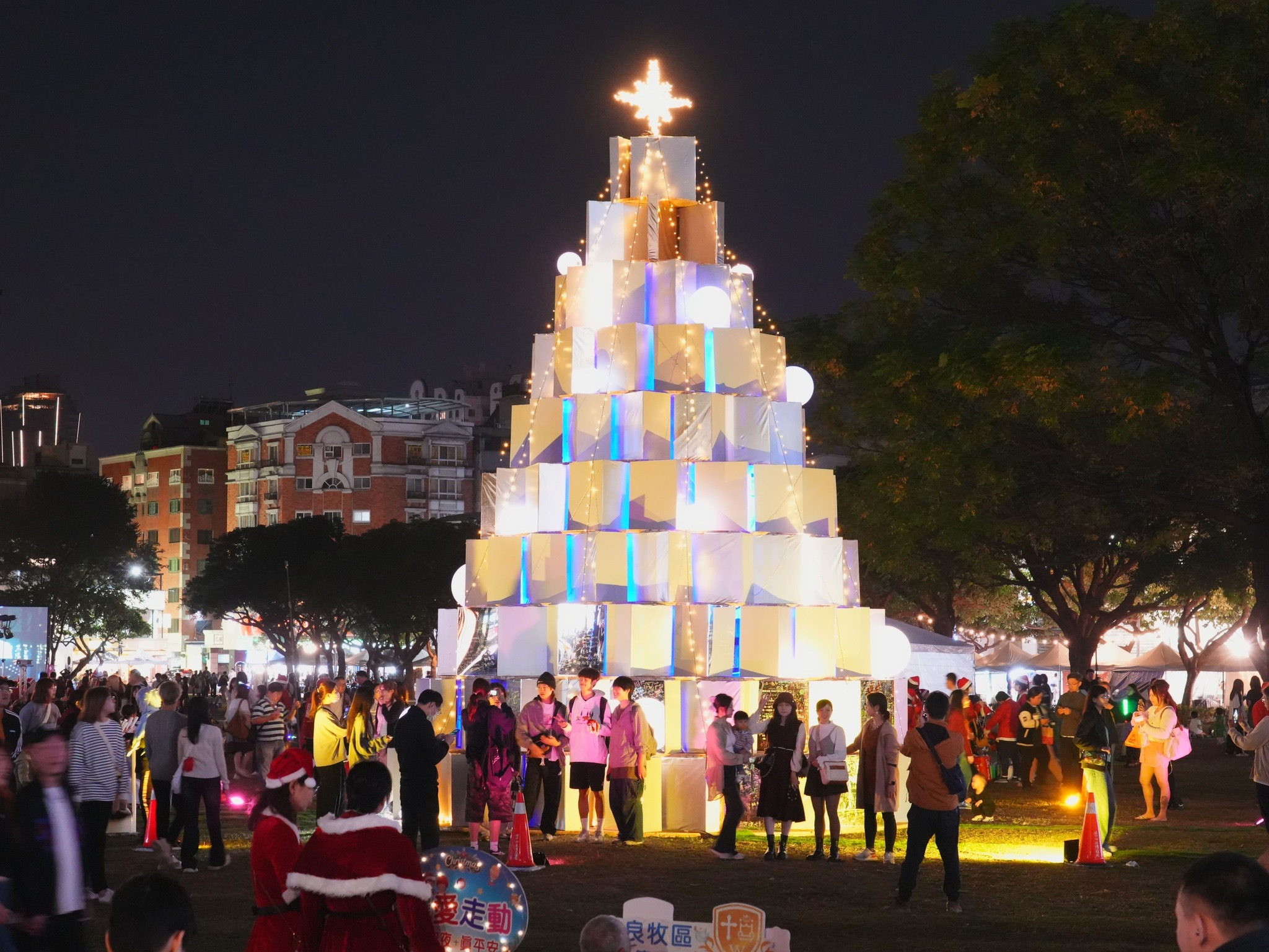 聖誕樹裝置。(台中市政府民政局提供)